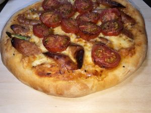 アスパラとトマトのピザ