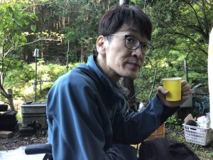 山でくつろぐおっちゃん