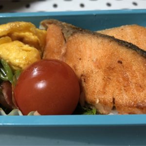 サケがメインのお弁当