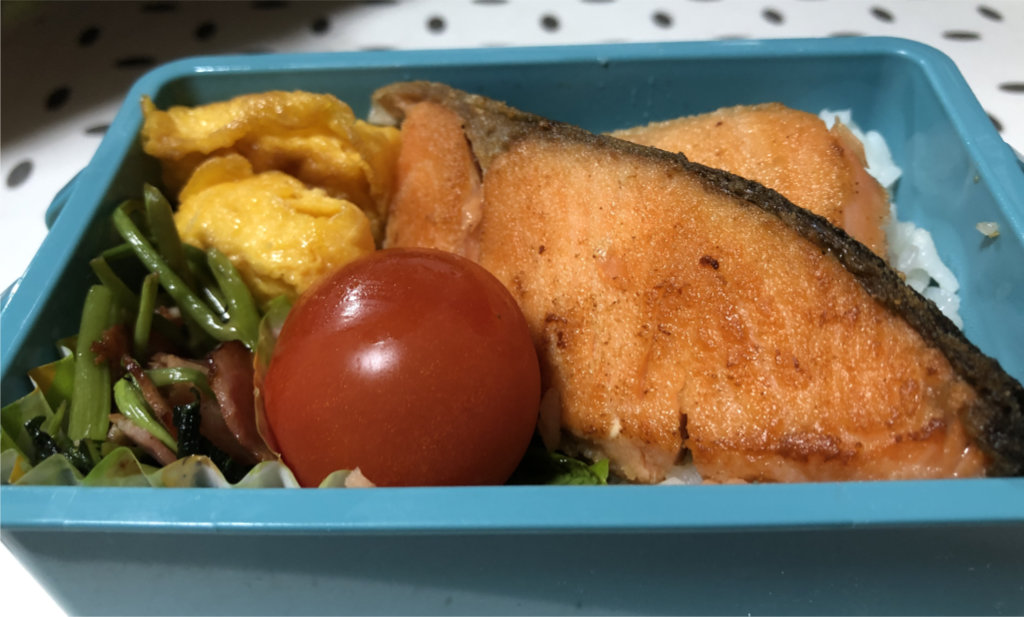 サケがメインのお弁当