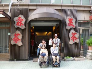 お茶屋さんの前にて