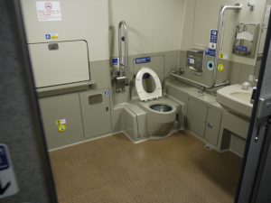 車内の車椅子用トイレ