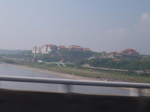 立派な建物と大きな川