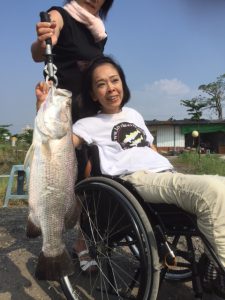 車椅子女子とバラマンディ