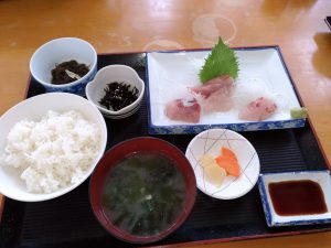 ちょっと少ない?刺身定食