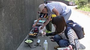 皆でBBQの準備中