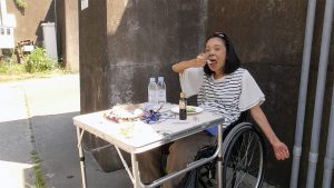 お肉を頬張る！