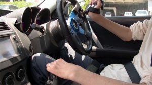 頚損親父の運転シーン