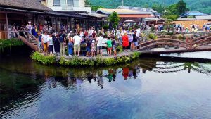 忍野八海中池の人混み