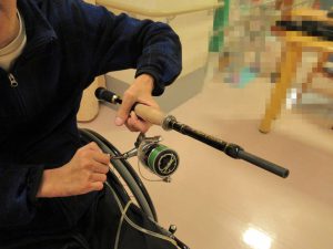 脇に挟む様子：前から