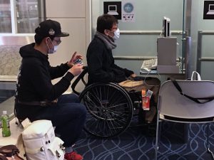 空港のPCでブログ更新中