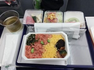 行きの機内食