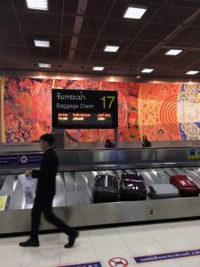 タイの空港で荷物を待つ