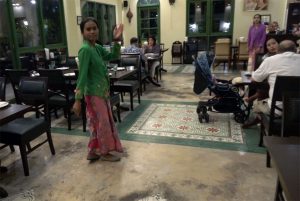 広く涼しい店内