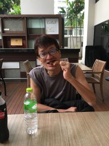 ムーピンを食べる私（ホテルのテラスにて）