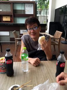 もち米ごはんと私（ホテルのテラスにて）