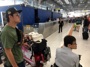 離発着情報を心配そうに見つめる