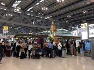 混雑する搭乗カウンター