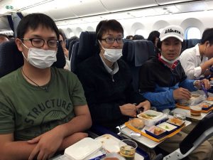 機内にてカラ元気な私達