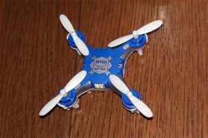 手のひらサイズのミニドローン