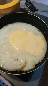 ダチョウの卵の目玉焼き