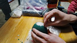 卵の殻を割り注ぎ口を作ります