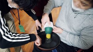 エミューの卵をフライパンへ注ぎます