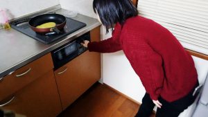 卵を入れたフライパンを火にかけます