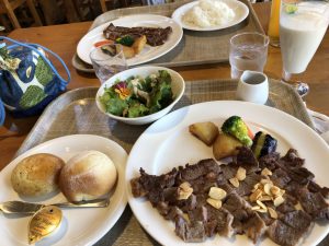 美味しそうなサーロインとガーリックステーキ！