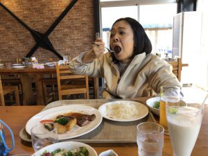 ステーキを頬張るかみさん