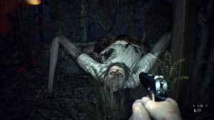 虫を産み落とすマーガレット・ベイカー