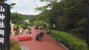 金の延べ棒を持たされる