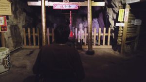 坑道内の神社