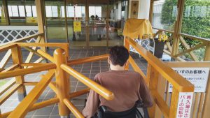 入口を間違える失態！