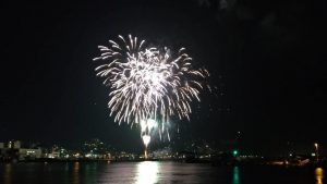 対岸で始まった花火大会