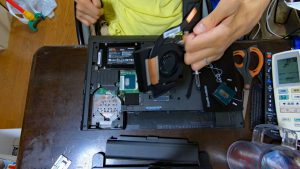 高性能CPUへの換装作業の様子