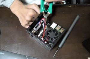 ケースに組み込んでいるところ