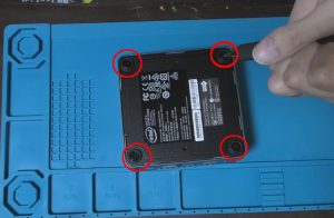 底面のネジ4箇所