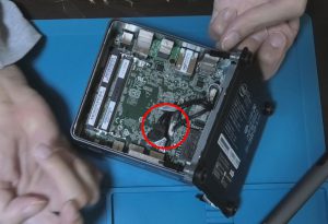 内部のケーブル類