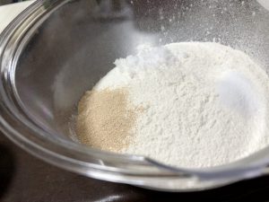 ベーコンエピ は準強力粉にドライイーストを入れる