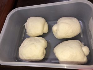 １次発酵後４つに切り分けます。