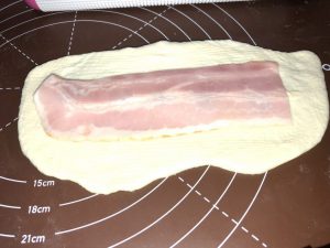 ベーコンの大きさに合わせて伸ばしベーコンを乗せる