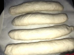 しっかりと生地をマキマキします