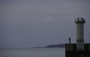 夕闇と釣り人