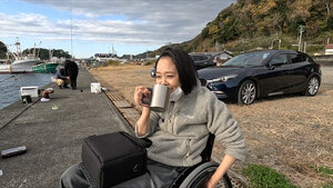 まったりお茶を飲む頚損のオバちゃん