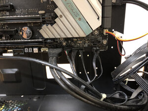 配線周りもホコリだらけ