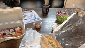 朝食はパンとスモークサーモン