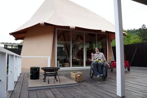 テント前での一コマ