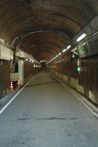 黒部ダムへの坑道を行く