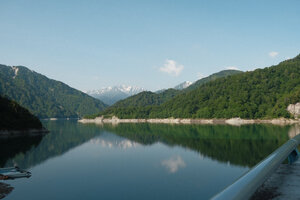 雪解け水を湛える広大な黒部ダム